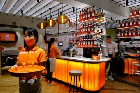 Campari intensifică lupta împotriva imitaţiilor de Aperol, pe fondul creşterii pieţei cocktailurilor spritz