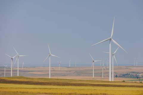 PPC Renewables România investeşte 87 de milioane de lei într-un sistem de stocare a energiei în baterii construit în cadrul parcului eolian Corugea. O parte din sumă provine din Fondul pentru Modernizare
