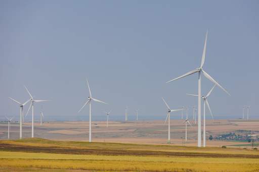 PPC Renewables România investeşte 87 de milioane de lei într-un sistem de stocare a energiei în baterii construit în cadrul parcului eolian Corugea. O parte din sumă provine din Fondul pentru Modernizare