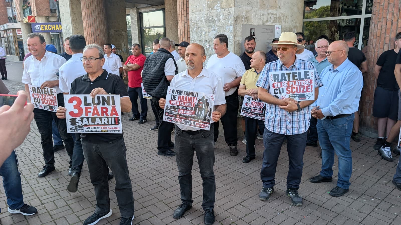 Municipiul Alba Iulia, de o lună fără transport public - Șoferii firmei de transport, neplătiți de trei luni, au ieșit în stradă / Primarul susține că municipalitatea nu are nicio datorie către compania care a sistat cursele