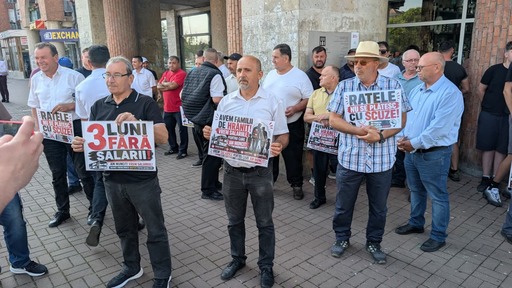 Municipiul Alba Iulia, de o lună fără transport public - Şoferii firmei de transport, neplătiţi de trei luni, au ieşit în stradă / Primarul susţine că municipalitatea nu are nicio datorie către compania care a sistat cursele