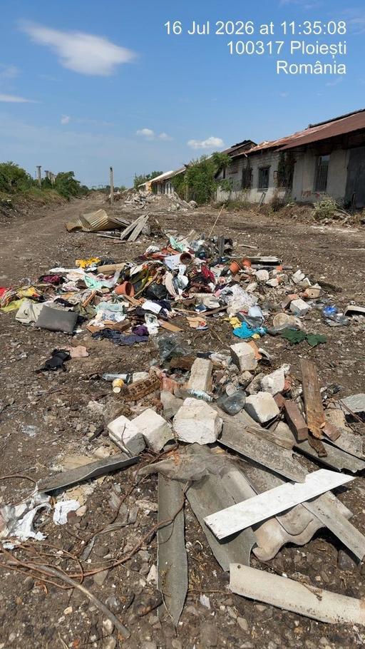 Ploieşti: Angajat al unei firme de salubritate care ridicase deşeuri voluminoase de la o locuinţă, amendat după ce le-a abandonat pe o stradă