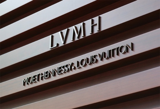 LVMH îşi majorează uşor vânzările, susţinute de cererea puternică din SUA, în pofida impactului războiului cu Iranul asupra turismului