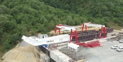 Cristian Pistol: A început lansarea tablierului metalic pe cel mai înalt viaduct de pe Autostrada Sibiu-Piteşti - 50 de metri / Tablierul cântăreşte aproximativ 4.000 de tone şi este realizat din oţel de tip Corten, care nu necesită vopsire – VIDEO

