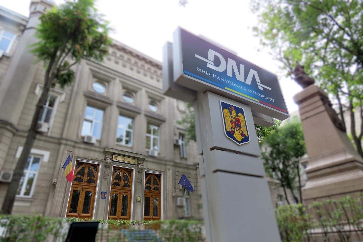 Directorul general adjunct al Direcției Generale de Autorizare Jocuri de Noroc din cadrul Oficiului Național pentru Jocuri de Noroc, Ana-Maria Badea, reținută. Control judiciar pentru soțul acesteia, doi inspectori și un administrator de firmă