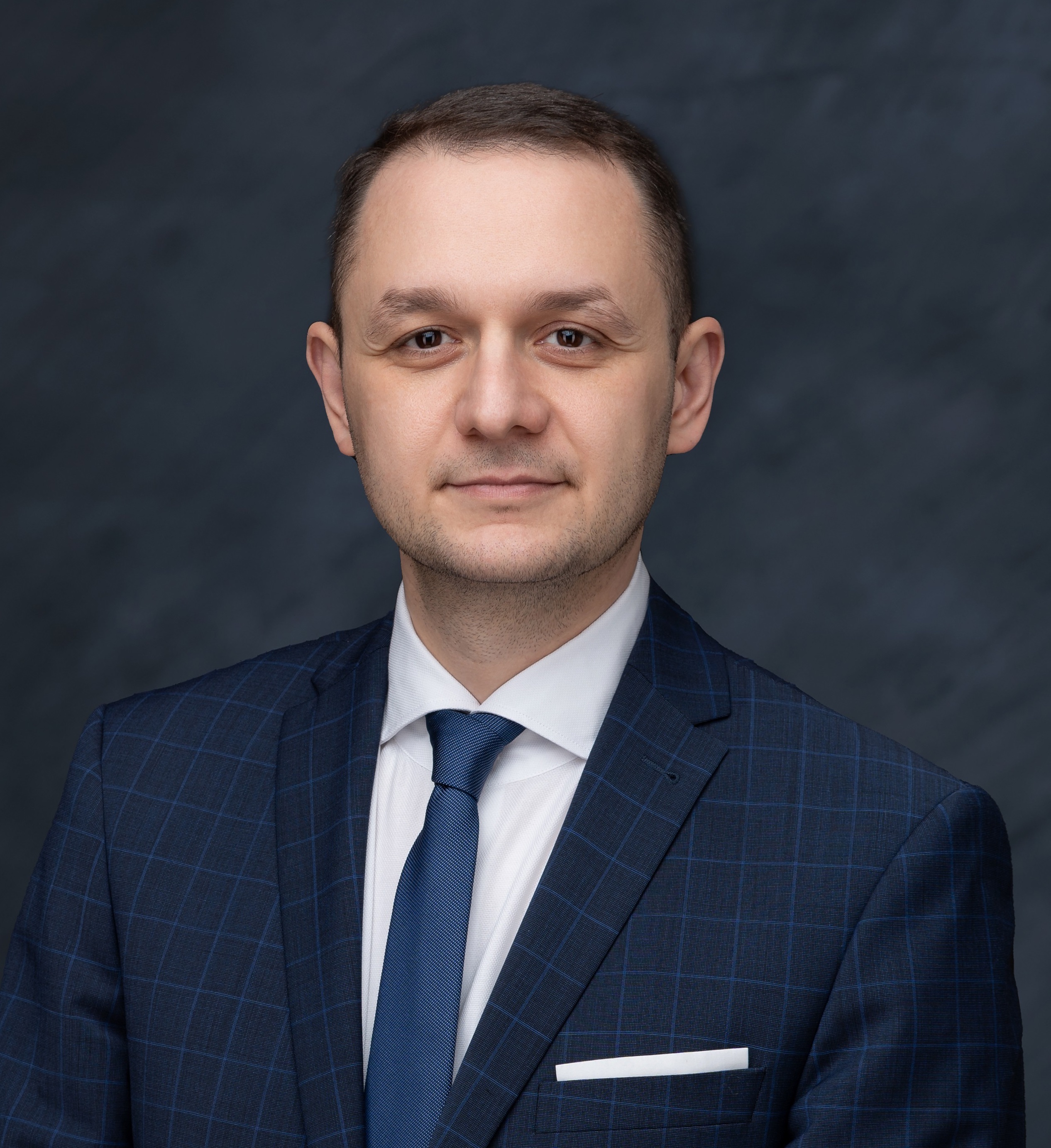 Directorul general al Electrica le cere companiilor din industrie să-și mute producția la prânz. Energie gratis, din august, timp de patru ore