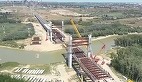 Directorul CNAIR anunţă că a fost ridicat şi poziţionat încă un segment al tablierului podului peste râul Siret, pe Drumul Expres Brăila – Galaţi / Circulaţia trebuie deschisă până la finalul acestui an - VIDEO