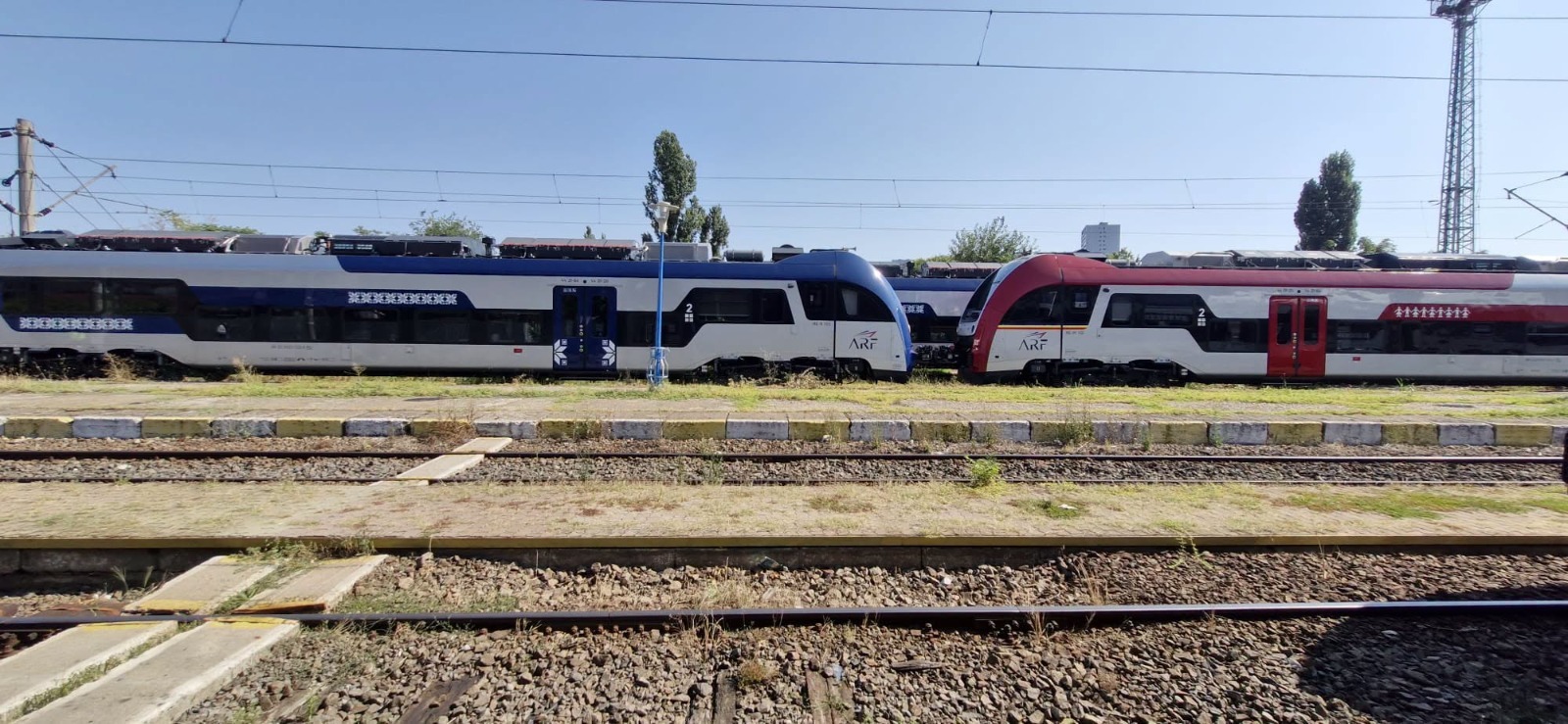 Oficial Ministerul Transporturilor: Primele 5 rame electrice regionale PESA au fost predate către CFR Călători. Săptămâna viitoare, alte 5 rame vor ajunge la operatorul privat Transferoviar Călători. Problema mentenanței, rezolvată