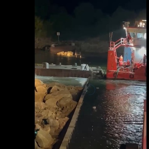 Două barje încărcate, deja scufundate în Dunăre, pentru redirecţionarea unei părţi din debit către Dunărea Veche şi limitarea scăderii nivelului apei în zona Centralei de la Cernavodă. Operaţiunea a durat 11 ore - VIDEO