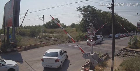 Şoferi surprinşi în imagini când trec calea ferată înainte ca barierele să fie complet ridicate – CFR: Astfel de comportamente pot provoca accidente grave şi pot pune în pericol persoanele şi siguranţa circulaţiei feroviare / Se cere intervenţia Poliţiei

