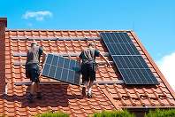 ANRE: La sfârşitul lunii iunie 2026, în România erau înregistraţi aproape 360.000 de prosumatori racordaţi la reţelele electrice, majoritatea fiind persoane fizice. Tot mai mulţi prosumatori aleg să stocheze energia produsă