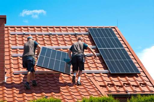 ANRE: La sfârşitul lunii iunie 2026, în România erau înregistraţi aproape 360.000 de prosumatori racordaţi la reţelele electrice, majoritatea fiind persoane fizice. Tot mai mulţi prosumatori aleg să stocheze energia produsă