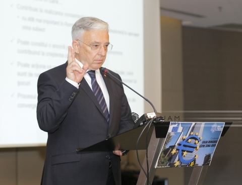 Mugur Isărescu: România nu îndeplineşte niciun criteriu în momentul actual pentru trecerea la euro. Este un proces politic complicat