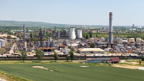 Rompetrol anunţă realizarea unei centrale fotovoltaice cu o capacitate instalată de 4,8 MW şi a unui sistem de stocare a energiei de aproximativ 9 MWh, în incinta Rafinăriei Vega Ploieşti