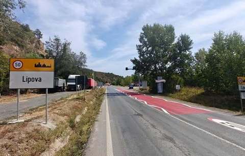 Proiect CNAIR cu bani din PNRR: Covoare rutiere de culoare roşie şi afişaj electronic pentru calmarea traficului rutier la intrarea în localităţi. Zece zone amenajate deja pe raza DRDP Timişoara - FOTO
