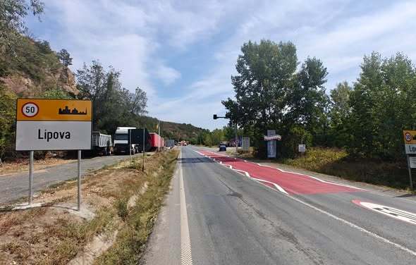 Proiect CNAIR cu bani din PNRR: Covoare rutiere de culoare roşie şi afişaj electronic pentru calmarea traficului rutier la intrarea în localităţi. Zece zone amenajate deja pe raza DRDP Timişoara - FOTO