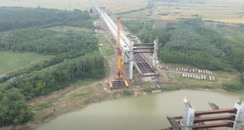 Oficial Ministerul Transporturilor: Se montează ultimul element al noului pod peste râul Siret/ Drumul Expres Brăila-Galaţi (DEx6) va fi dat în funcţiune în acest an - VIDEO