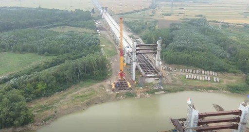 Oficial Ministerul Transporturilor: Se montează ultimul element al noului pod peste râul Siret/ Drumul Expres Brăila-Galaţi (DEx6) va fi dat în funcţiune în acest an - VIDEO