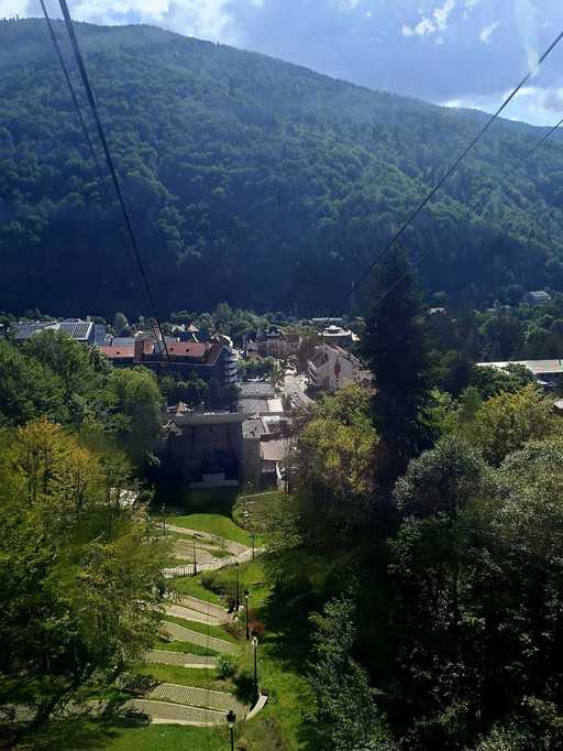 Hotelierii de la munte şi-au redus activitatea cu până la 30%, în sezonul estival, pe fondul bugetelor de vacanţă mai mici. Restaurantele simplifică meniul, pentru că turiştii vin cu mâncare de  acasă

