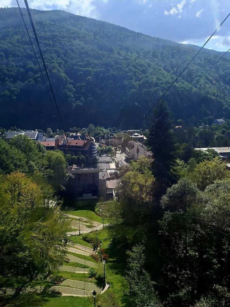 Hotelierii de la munte şi-au redus activitatea cu până la 30%, în sezonul estival, pe fondul bugetelor de vacanţă mai mici. Restaurantele simplifică meniul, pentru că turiştii vin cu mâncare de  acasă