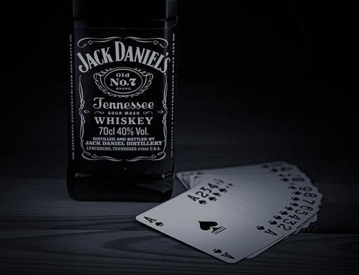 Producătorul Jack Daniel's avertizează că cererea de alcool va rămâne slabă. Băuturile americane dispar de pe rafturi în Canada
