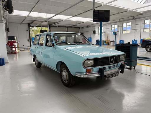 ”Musafiri” deosebiţi la RAR: un Renault 12 break, culoarea ”bleu de France”, din 1974 şi o maşinuţă breloc, un Fiat 110F/500, din 1969 produs la Torino, ambele în formă de zile mari - FOTO