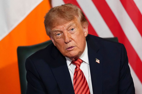 Trump respinge avertismentele privind pericolele AI şi acuză ”forţe foarte negative” că exagerează riscurile; ”Cine câştigă cursa AI, câştigă”