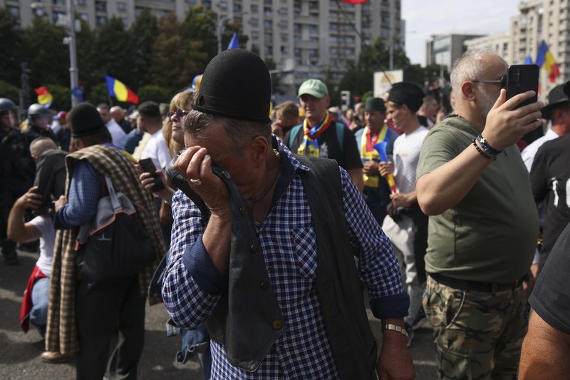 Fermierii care protestează în faţa guvernului au depus la Registratura instituţiei o listă cu 16 revendicări/ Cea mai importantă vizează redeschiderea urgentă a exportului de ovine, fără restricţii în comercializare