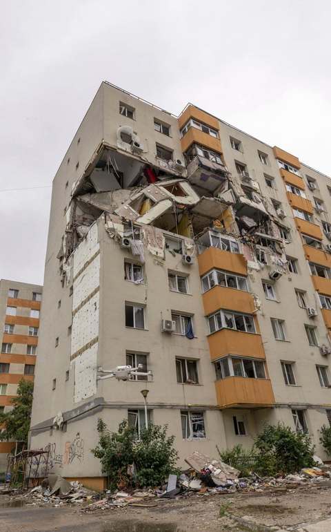 Luni vor începe lucrările de punere în siguranţă a blocului din Rahova, distrus în explozie / Constructorul şi-a reluat organizarea de şantier
