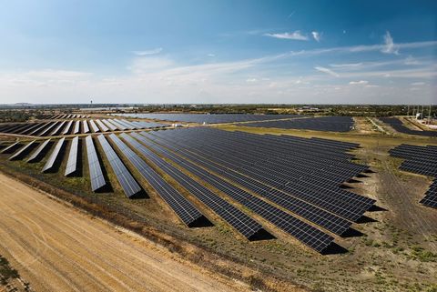 MOL Group îşi extinde portofoliul de energie regenerabilă cu un parc solar şi o instalaţie de stocare a energiei în Ungaria

