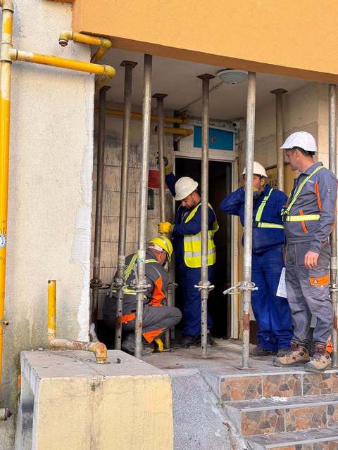 A început montarea stâlpi de susţinere pentru punerea în siguranţă a blocului din Rahova – Muncitorii poartă camere video corporale, iar imaginile se descarcă frecvent 