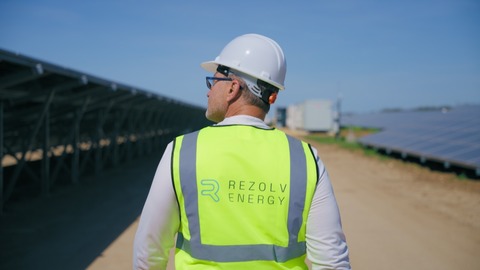 Rezolv Energy obţine o finanţare de 561 de milioane de euro pentru proiectul Dama Solar din judeţul Arad. Parcul solar se va întinde pe  1.000 de hectare şi va genera anual 1.800 GWh de energie verde
