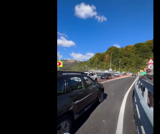 Centura oraşului Comarnic, inaugurată joi după amiază. Aproape şase kilometri, construiţi în trei ani. Şeful CNAIR a întârziat pentru că a rămas „agăţat în trafic”
