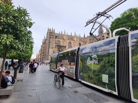 Ministerul Economiei: România, promovată timp de patru săptămâni la Sevilla/ Un tramvai, colantat integral cu imagini reprezentative va circula în zona centrală a oraşului/ Urmează târgul de la Barcelona - FOTO
