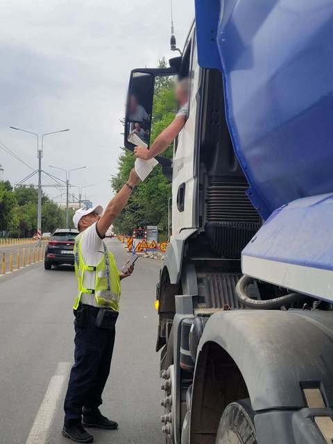 Nou regulament pentru circulaţia camioanelor în Bucureşti – Se extind restricţiile de tonaj la nivelul întregului oraş / Se dublează amenzile pentru transportatorii care circulă fără autorizaţie / Care sunt tarifele / Părerile sunt împărţite


