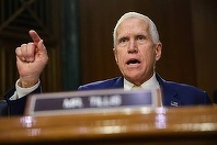 Un senator republican avertizează că acordul lui Trump cu Rusia pentru motorină ar putea fi ilegal şi ar pune în pericol vieţile americanilor