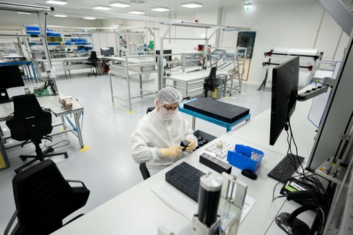 Fabrica VAT din Arad se extinde şi trece de la fabricarea de componente semifinite la realizarea de produse finite. Producţia merge în întregime la export

