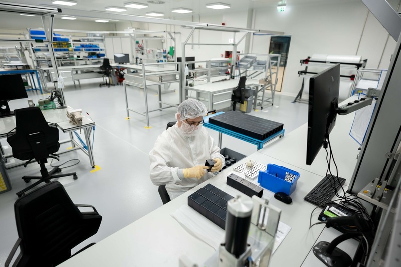 Fabrica VAT din Arad se extinde şi trece de la fabricarea de componente semifinite la realizarea de produse finite Producţia merge în întregime la export