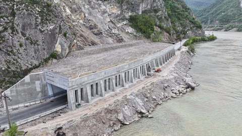 CNAIR: Contractul pentru consolidarea DN 7CC (Centura Călimăneşti), între km 2+950 şi km 3+150, a fost câştigat de asocierea Maristar Com şi 62D Engineering&Design Solution / Restricţii de circulaţie - FOTO
