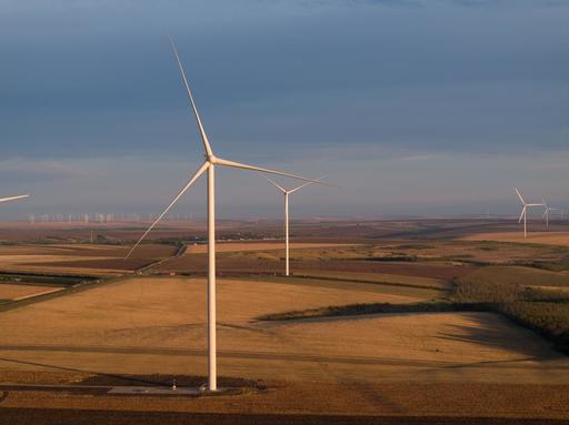 Planurile HELLENiQ ENERGY pentru România: Investiţie într-o capacitate de stocare a energiei electrice în baterii de cel puţin 500 MW/1 500 MWh, în următorii trei ani, şi proiecte de energie regenerabilă de aproximativ 850 MW