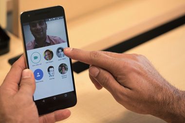 Google lansează aplicaţia de video chat Duo