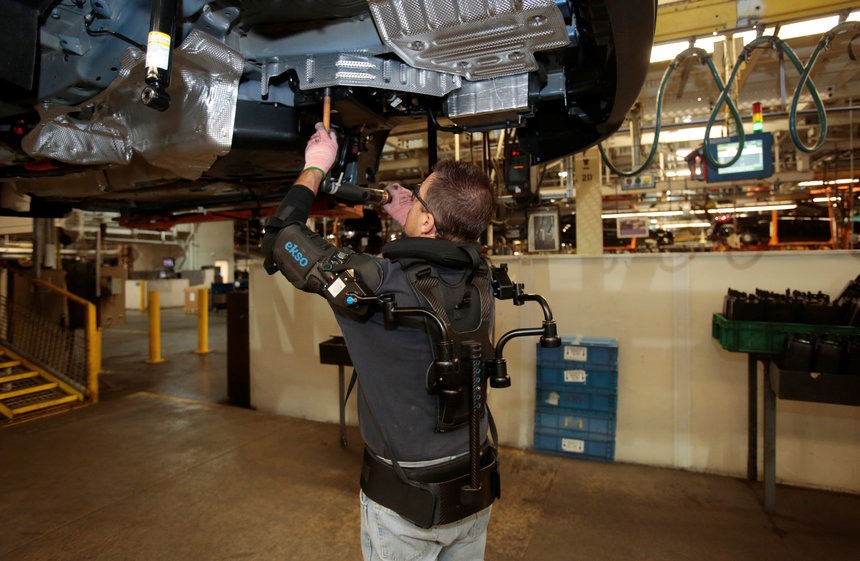 Ford testează o vestă mecanică destinată muncitorilor de la liniile de producţie