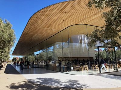 Mai mulţi angajaţi Apple s-au rănit la cap după ce au intrat în pereţii din sticlă ai noului sediu al companiei