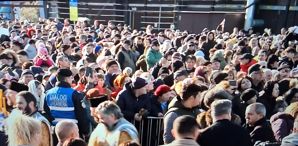 Zeci de mii de turişti la munte, în staţiunile de pe Valea Prahovei şi din Braşov. Administratorii pârtiilor raportează „cifre istorice”. Şeful Salvamont România: „Oameni care nu aveau pregătirea necesară devin ghiulele vii pe pârtie”