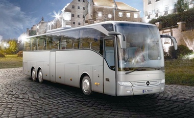 Mercedes-Benz recheamă în service 17 autocare vândute în România pentru posibile defecţiuni la uşi 