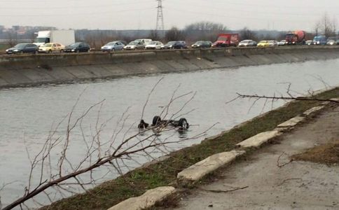 Un poliţist l-a resuscitat pe băiatul care a căzut cu maşina în râul Dâmboviţa, până când a ajuns echipajul SMURD
