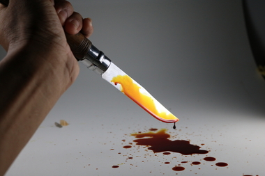 O vânzătoare din Craiova a fost înjunghiată în spate de un client care a cumpărat ţigări şi a vrut să fure o pâine