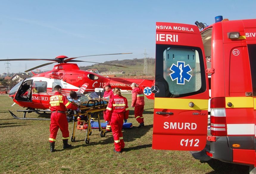 Alba: Tânăr rănit grav într-un incendiu izbucnit la o centrală pe lemne, transportat cu elicopterul SMURD la Bucureşti