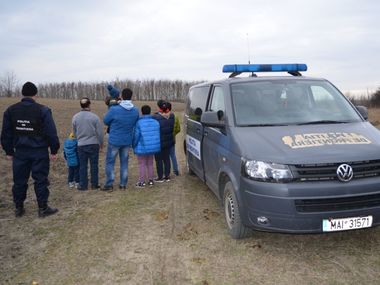 Botoşani: Şapte cetăţeni afgani, între care un copil de doi ani, prinşi când încercau să intre ilegal în ţară