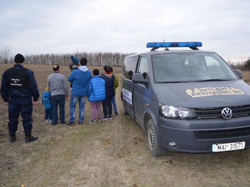 Botoşani: Şapte cetăţeni afgani, între care un copil de doi ani, prinşi când încercau să intre ilegal în ţară